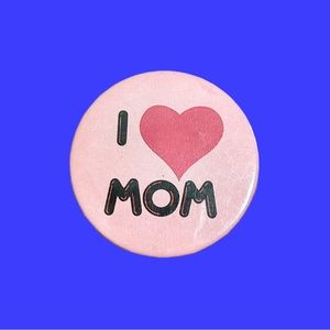 I <3 Mom Button